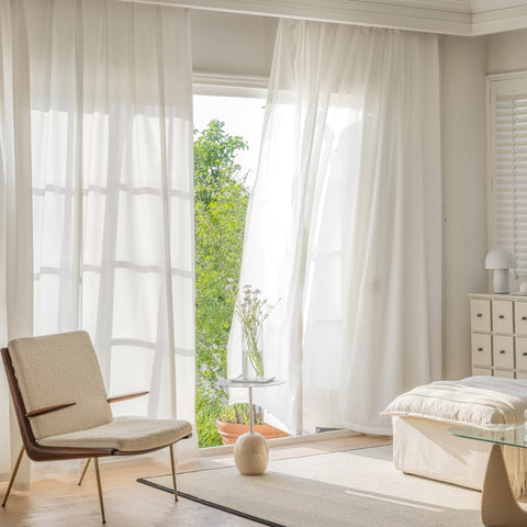 Tenda bianca per camera da letto luminosa