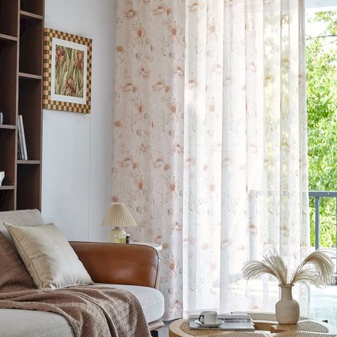 Tenda floreale pastello su sfondo bianco, stile country chic