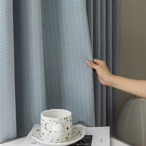 Soggiorno moderno con tenda blu