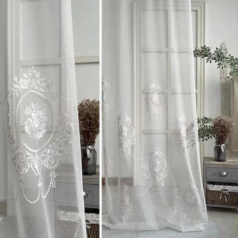 Romantica tenda trasparente con medaglione floreale ricamato bianco