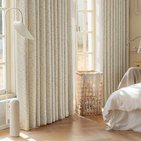 Accogliente tenda in spugna screziata ecrù per la camera da letto