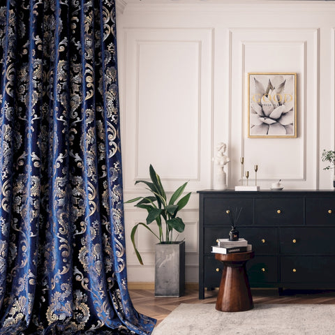 Tenda in velluto barocco blu navy con motivi dorati