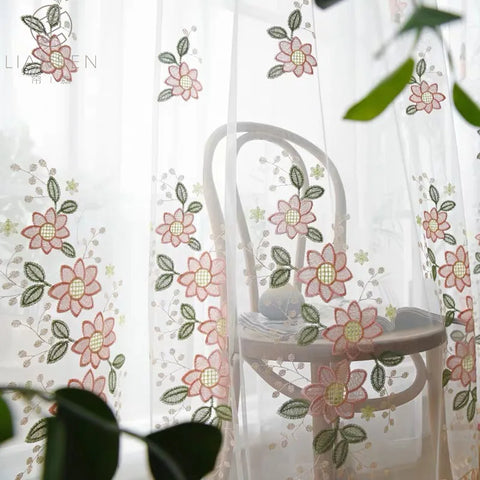 Decorazione rosa con fiori trasparenti