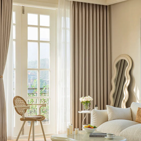 Camera da letto moderna con tenda beige