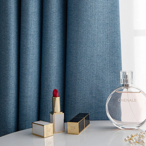 Soggiorno alla moda con tende blu