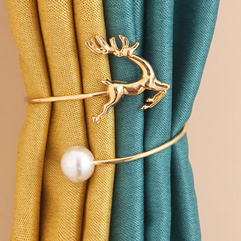 Elegante fermacravatta con cervo e perle