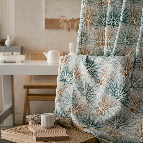 Tenda in ciniglia con foglie tropicali verdi e beige