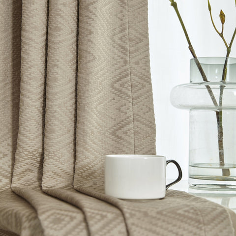Tenda in velluto a coste beige con motivi geometrici
