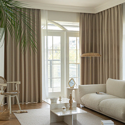 Soggiorno con tende beige spesse
