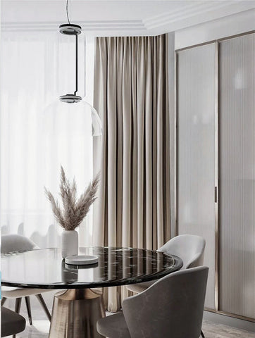 Soggiorno con tende beige