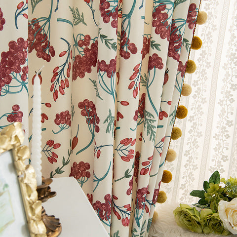 Fiori rossi della tenda bianca