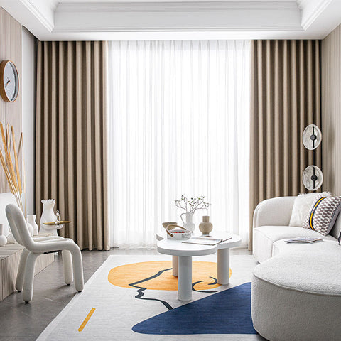 Soggiorno moderno con tende beige