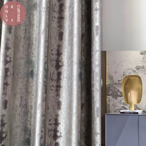 Camera da letto con tenda oscurante