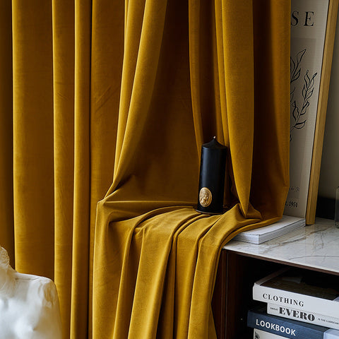 Tenda in velluto giallo senape