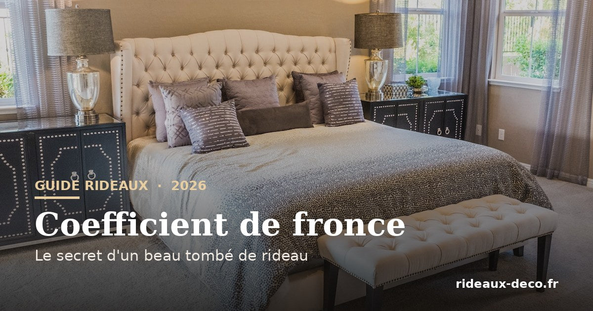 Chambre élégante avec rideaux au tombé ample illustrant un bon coefficient de fronce