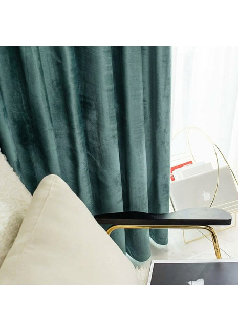 Rideau velours vert canard occultant dans un salon élégant aux touches dorées