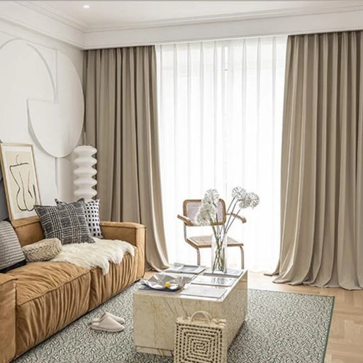 Rideau velours Beige style luxe dans salon contemporain élégant