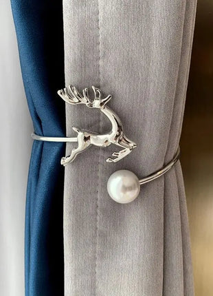 Elegante fermacravatta con cervo e perle
