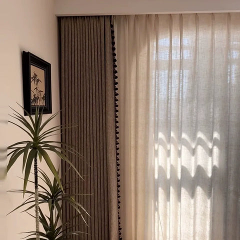 Tende oscuranti effetto craquelé beige chiaro con pompon