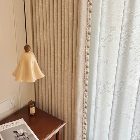 Tenda floreale beige tono su tono per camera da letto
