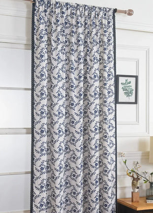 Modelli di fiori blu tenda bianca
