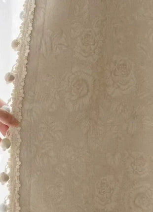 Tenda floreale beige tono su tono per camera da letto