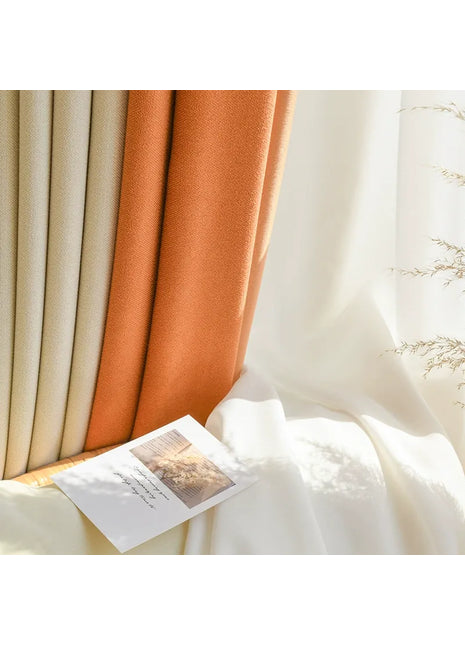 Soggiorno moderno con tenda arancione