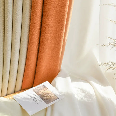 Soggiorno moderno con tenda arancione