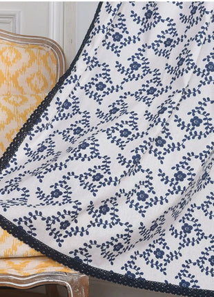 Modelli di fiori blu tenda bianca