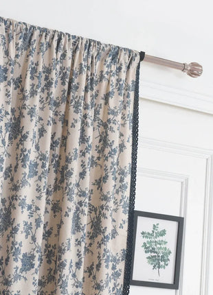 Modelli di fiori blu tenda bianca