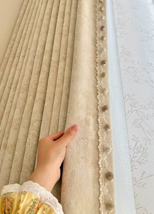Tenda floreale beige tono su tono per camera da letto
