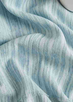Gros plan du tissage strié bleu ciel et blanc cassé du rideau