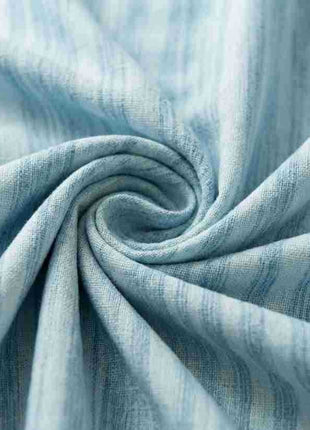 Tissu de rideau bleu ciel enroulé en spirale, tissage strié bien visible
