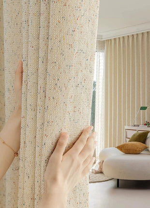 Accogliente tenda in spugna screziata ecrù per la camera da letto
