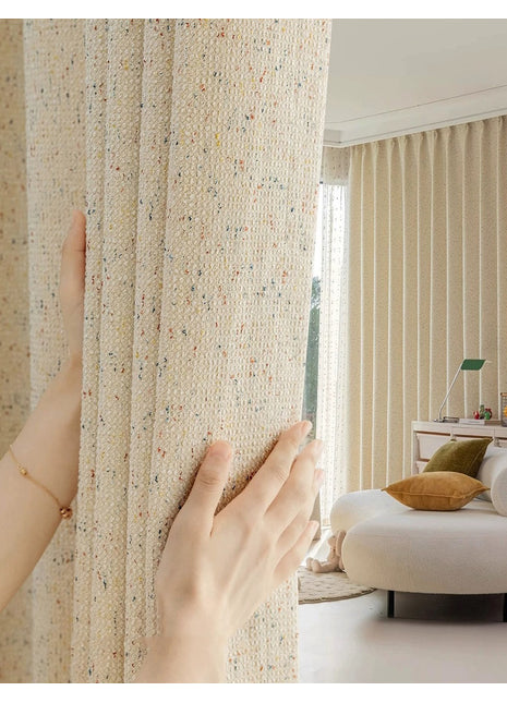Accogliente tenda in spugna screziata ecrù per la camera da letto