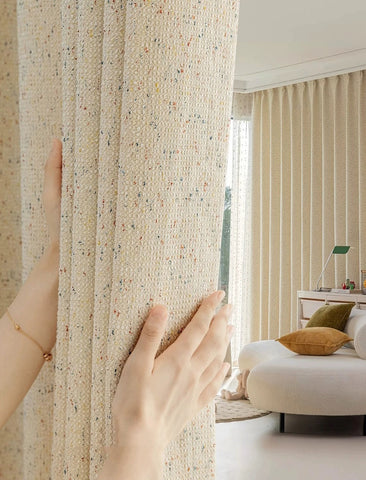 Accogliente tenda in spugna screziata ecrù per la camera da letto