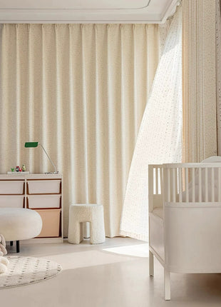 Accogliente tenda in spugna screziata ecrù per la camera da letto