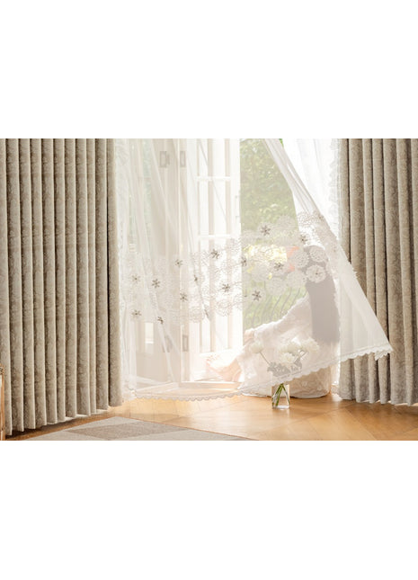 Tenda di pizzo ricamato