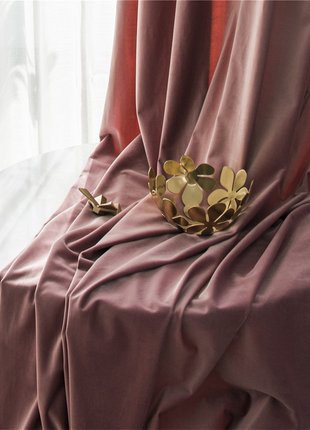 Soggiorno con tende rosa