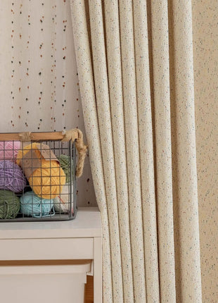 Accogliente tenda in spugna screziata ecrù per la camera da letto