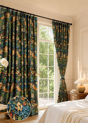 Soggiorno moderno con tenda verde e motivo floreale giallo