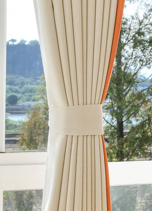 Soggiorno moderno con tenda arancione