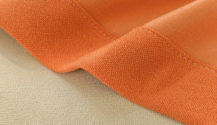 Soggiorno moderno con tenda arancione
