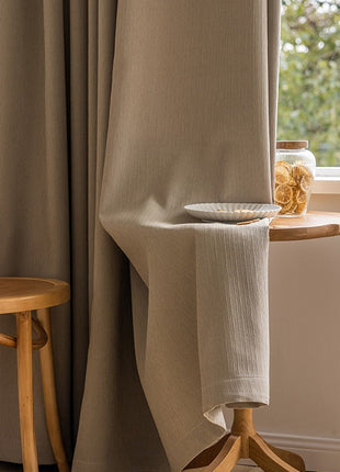 Soggiorno con tenda in velluto dal motivo discreto