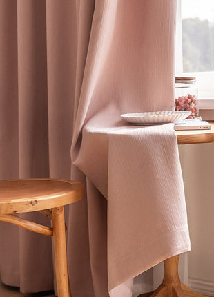 Soggiorno con tenda in velluto dal motivo discreto