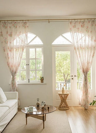 Tenda floreale pastello su sfondo bianco, stile country chic