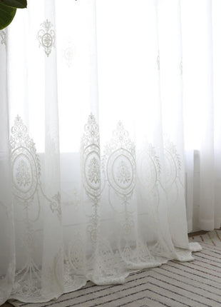 Romantica tenda trasparente con medaglione floreale ricamato bianco