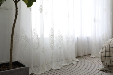 Romantica tenda trasparente con medaglione floreale ricamato bianco
