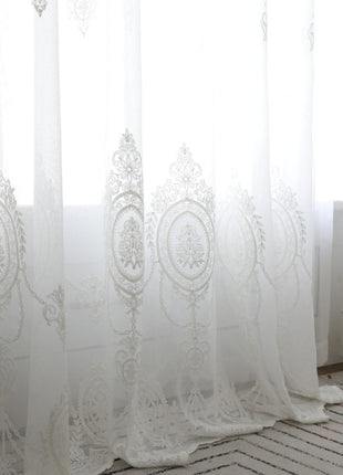 Romantica tenda trasparente con medaglione floreale ricamato bianco