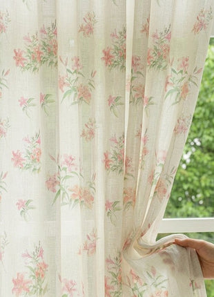 Tenda floreale pastello su sfondo bianco, stile country chic